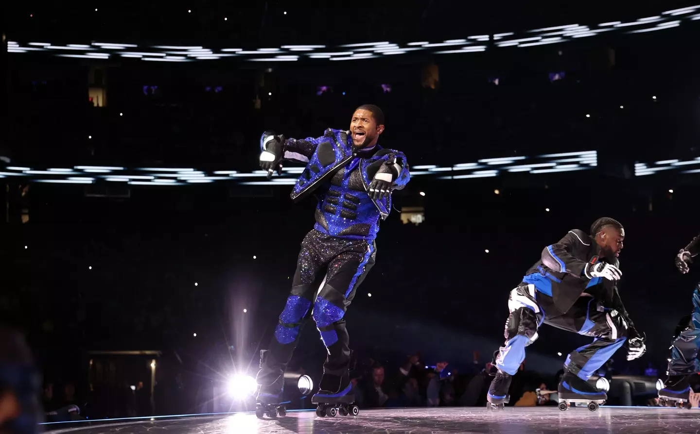 Plenty of fans think Usher's gloves were a tribute to Michael Jackson.