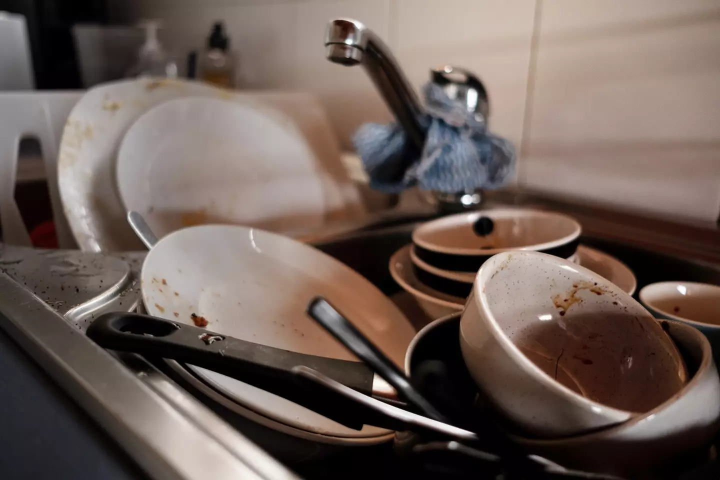Warning issued to people who 'soak' dirty dishes when washing up