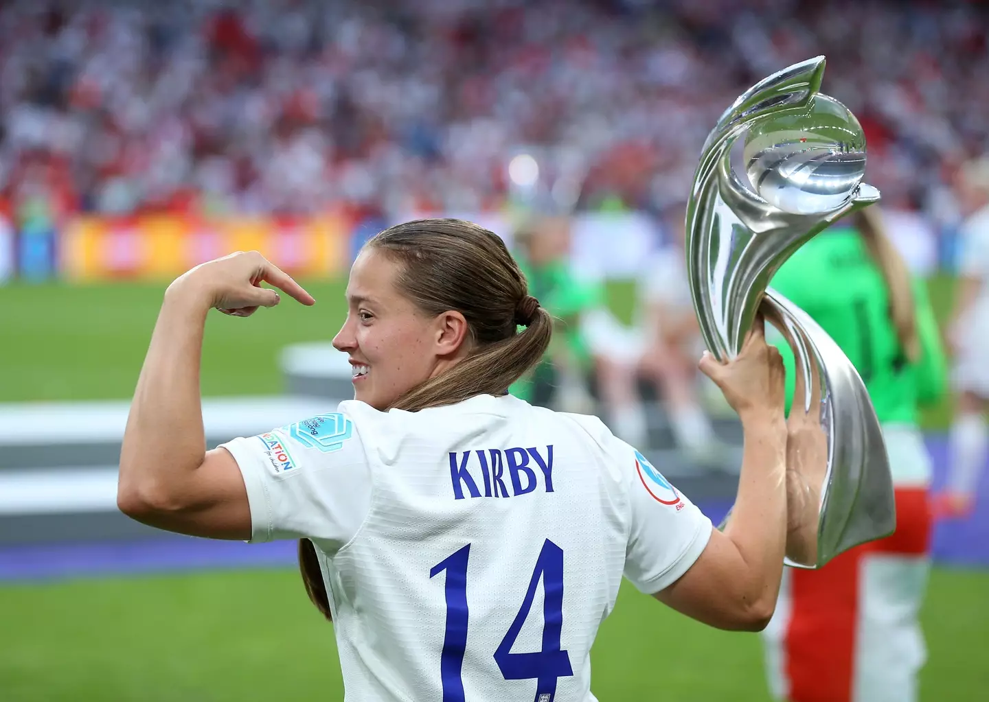 Fran Kirby with the Euro 2022 trophy