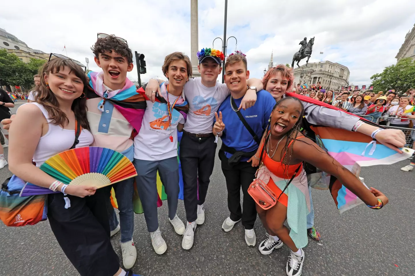The cast of Netflix series Heartstopper saw off a bunch of homophobic protesters with dancing and middle fingers at Pride.