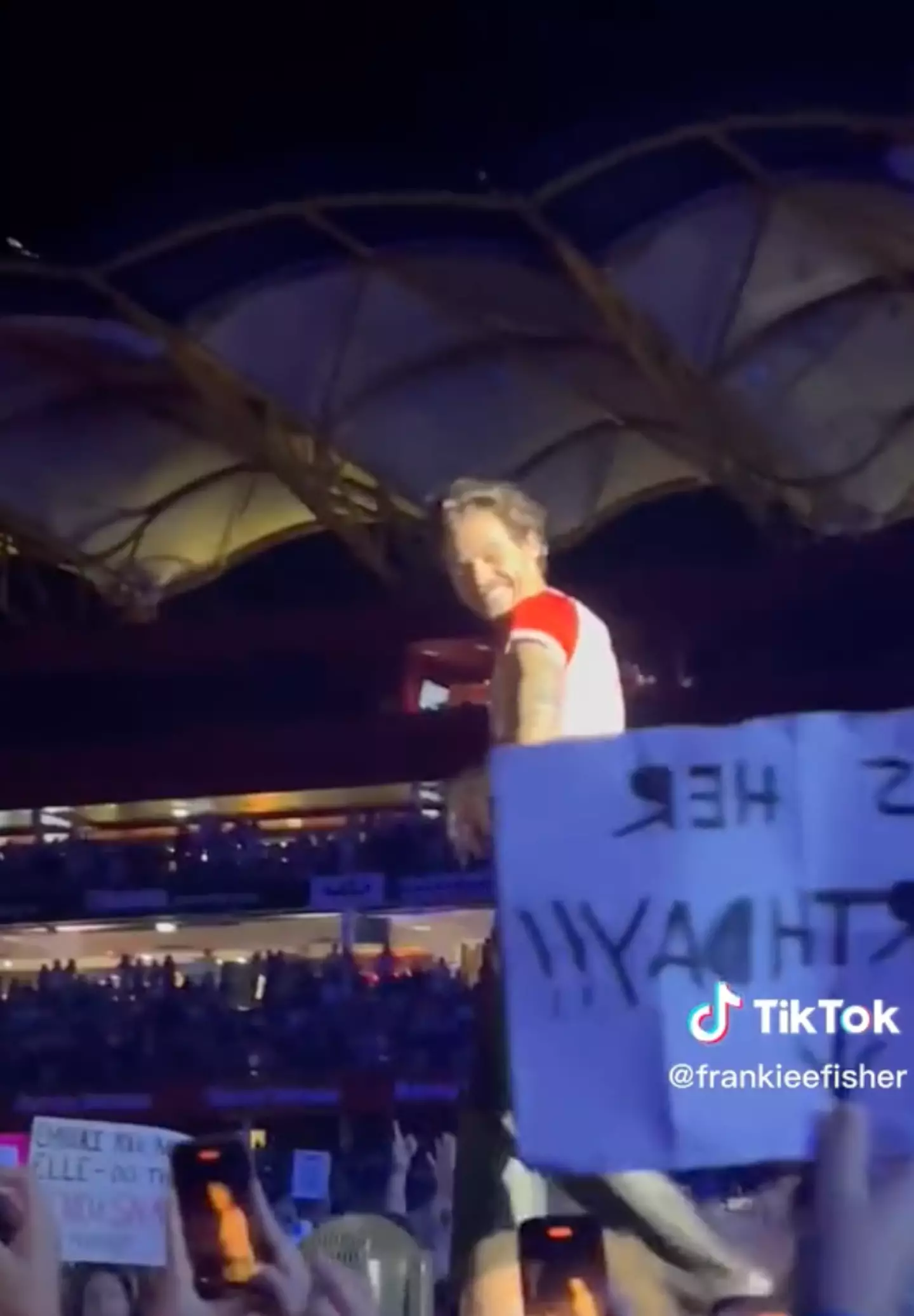 Harry found the sign funny as he made his way down the stage at the Australian concert.