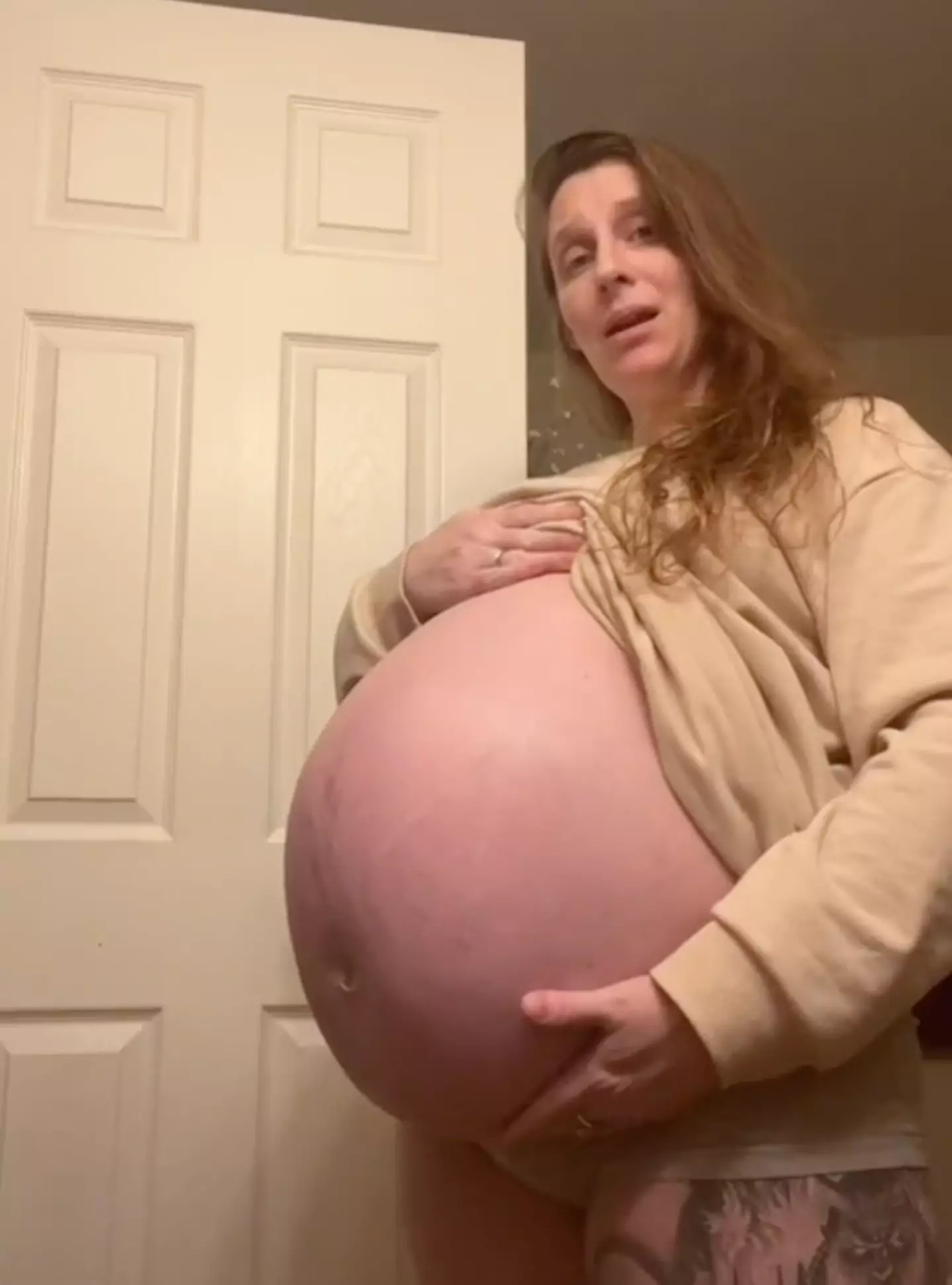 Pregnant mum stuns the internet with size of baby bump - 9Honey