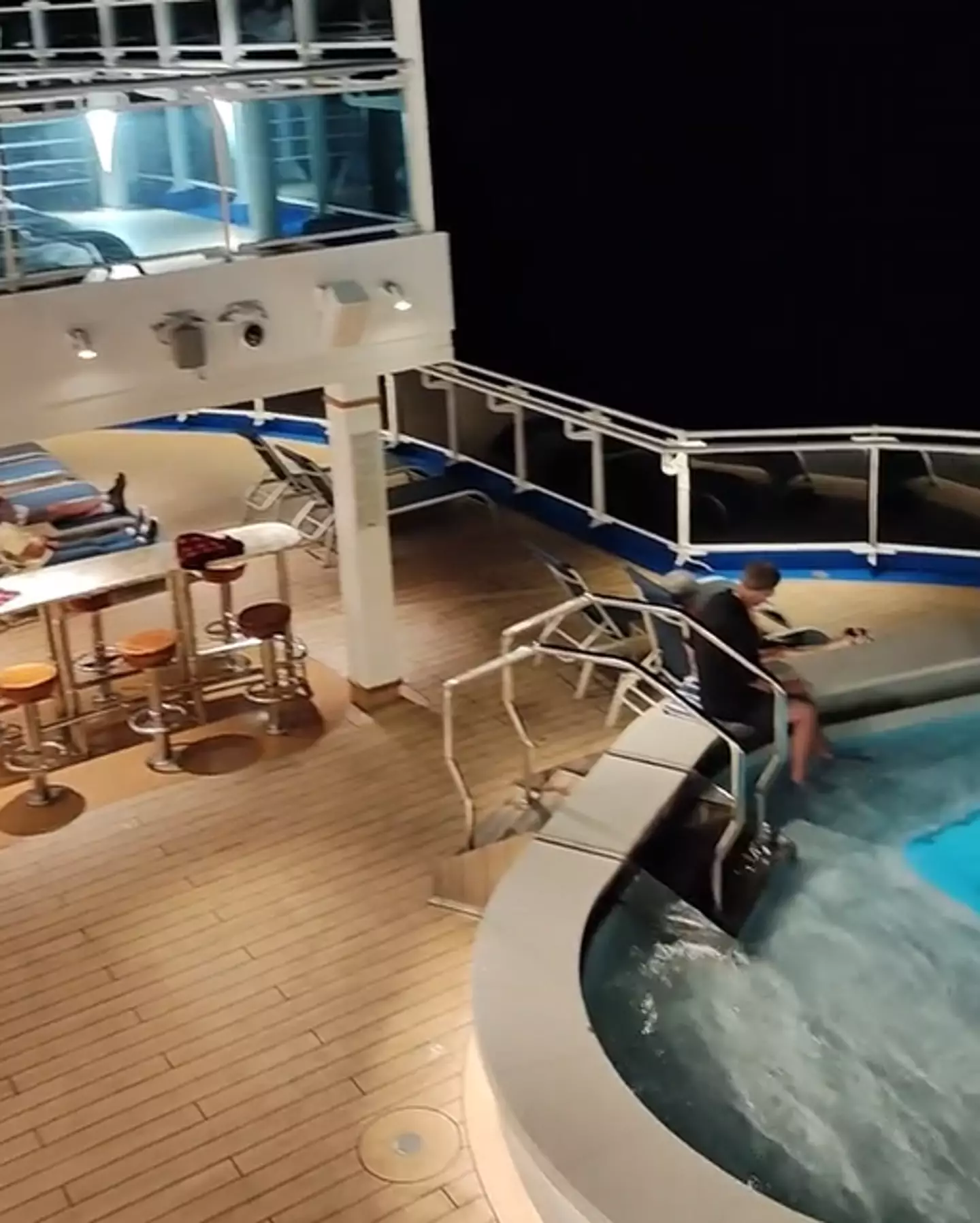 User @chasingthedream.hj showed viewers exactly what to expect on a cruise and they were freaked.