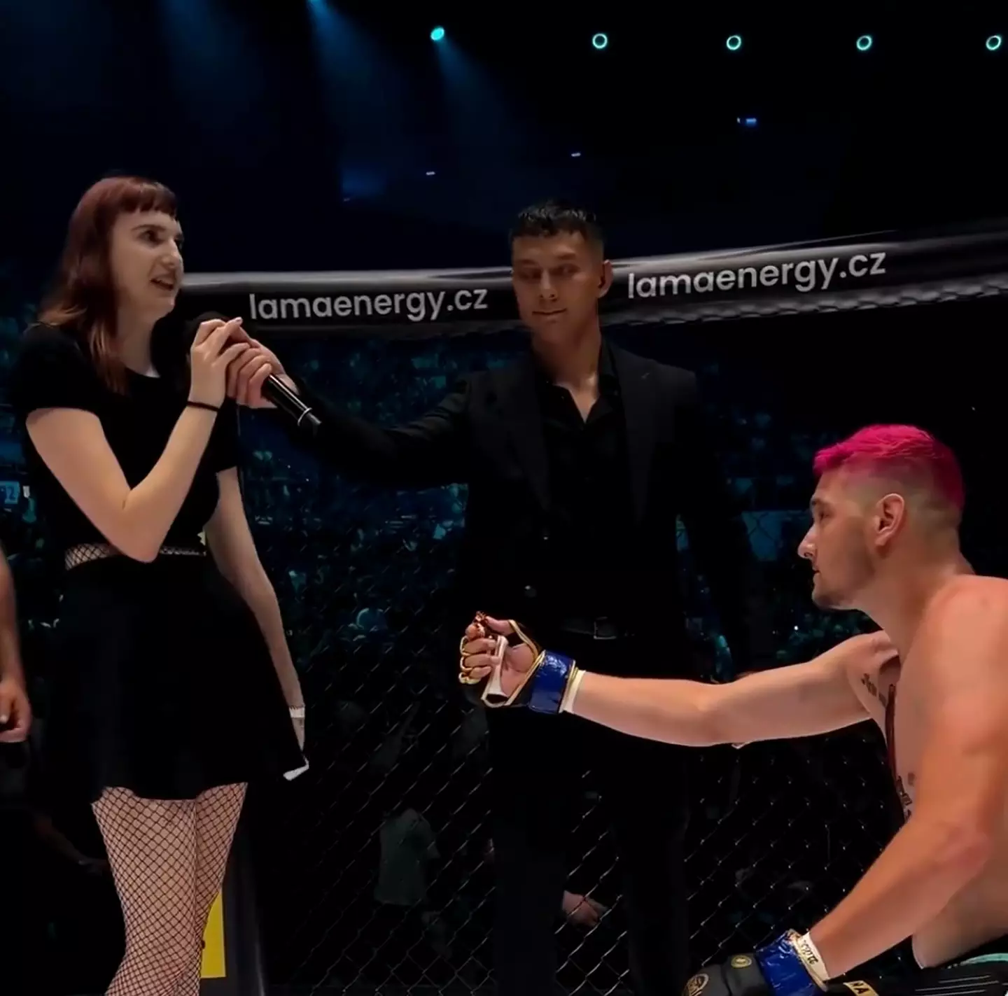 The MMA star's partner turned down his offer in front of thousands of spectators (X/@HappyPunch)