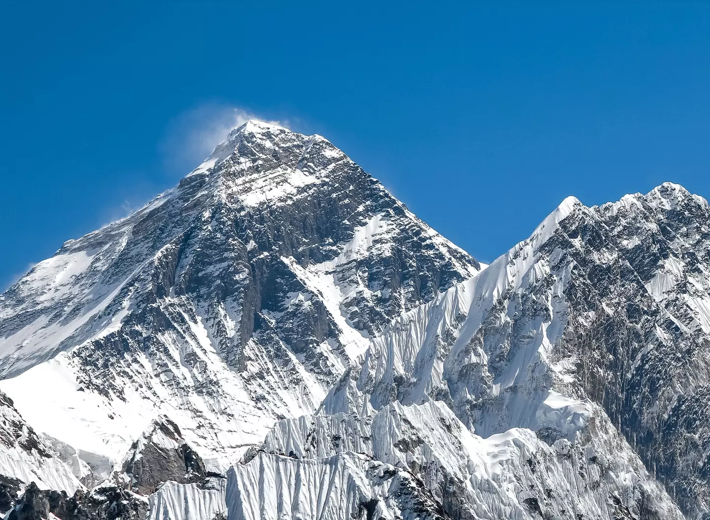 Dead bodies left on top of Mount Everest are warning to climbers