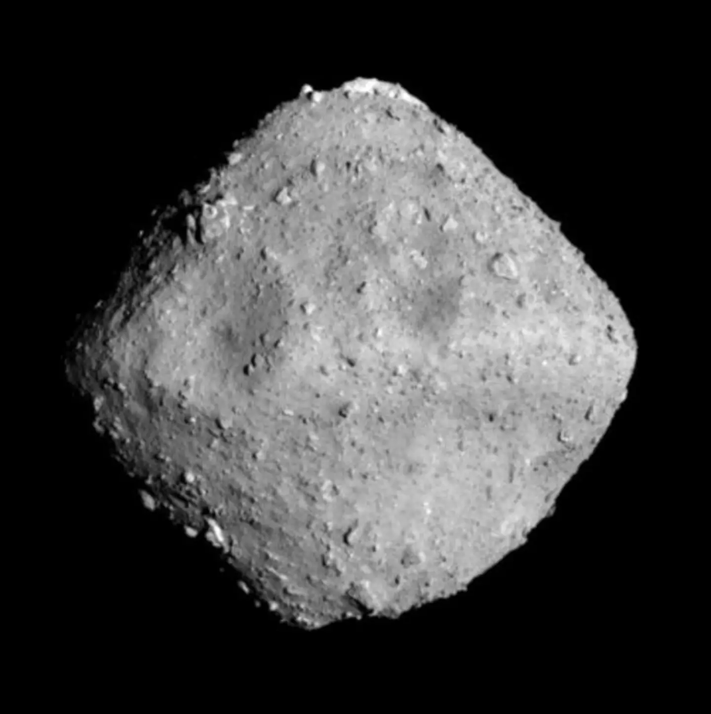 On pense que l’astéroïde se trouve à 225 132 418 kilomètres de la Terre.  (NASA-JAXA)