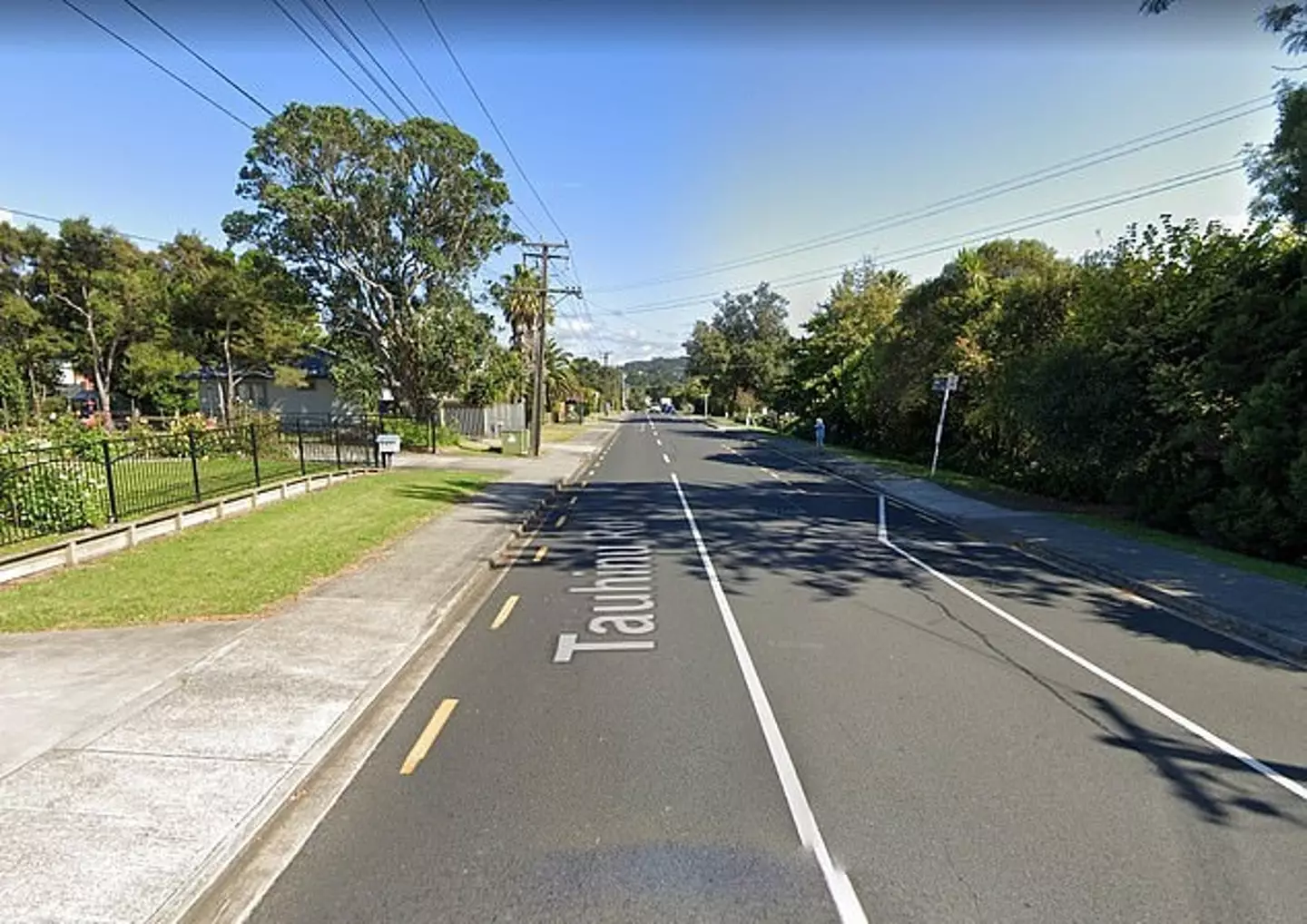 A New Zealand man has died after being electrocuted at a construction worksite in Greenhithe.