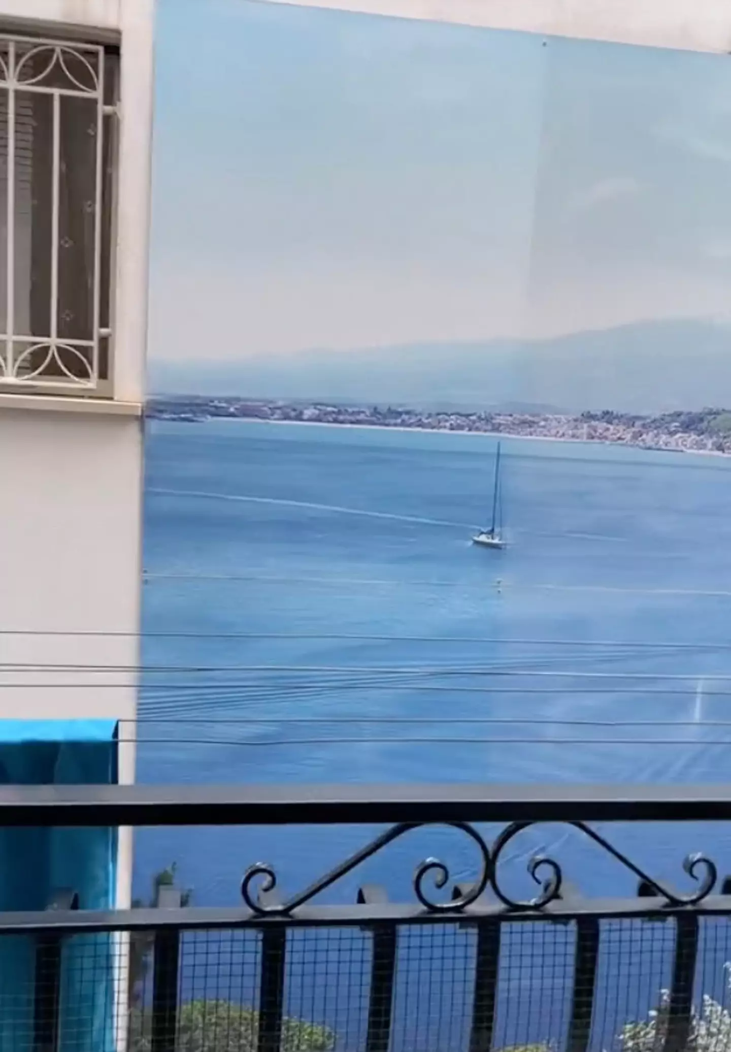 The so-called sea view is actually a picture slapped on a grubby wall (@clarisamurgia/Newsflash)