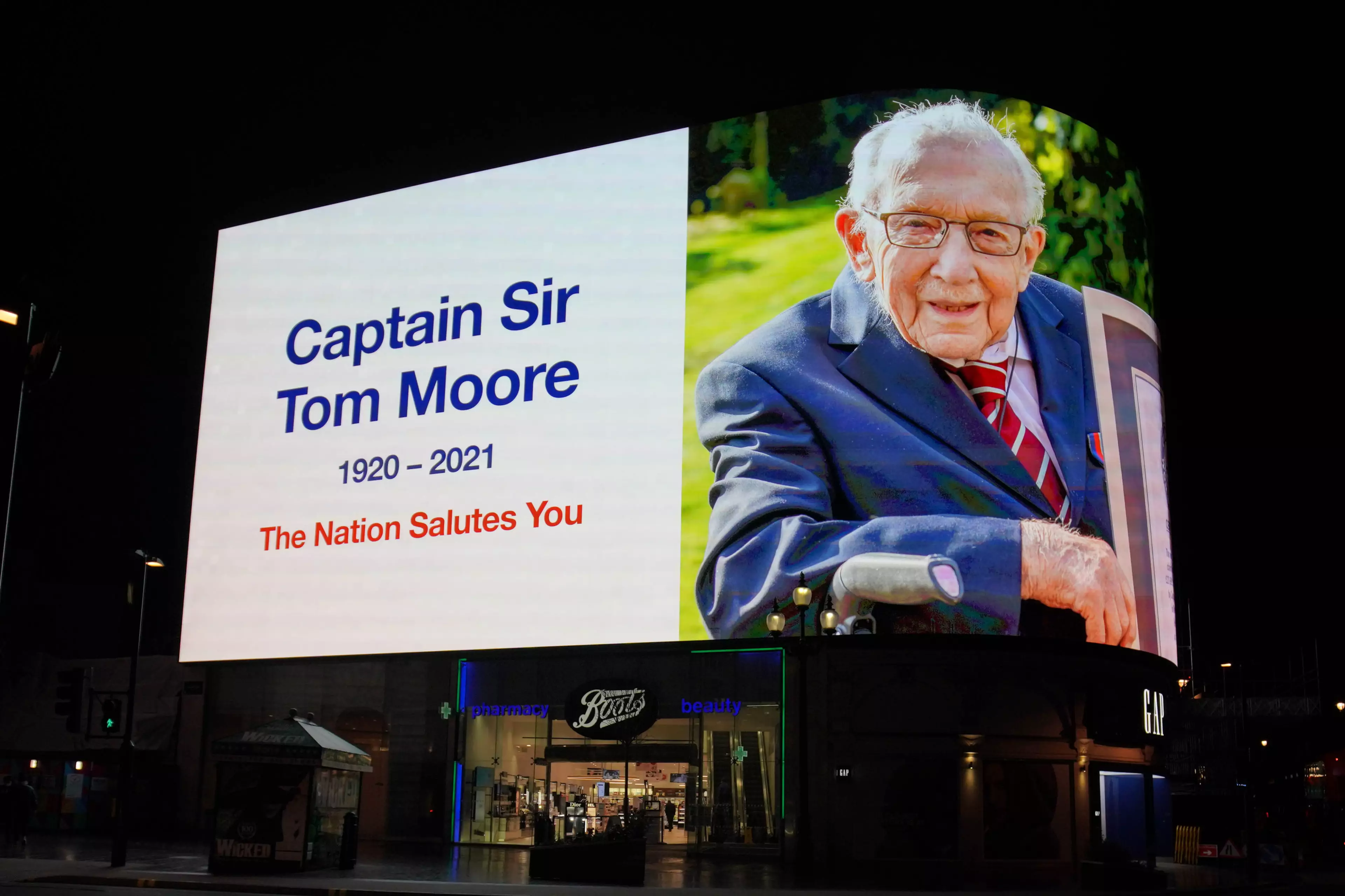 People are calling for a statue to be built in honour of Captain Tom (