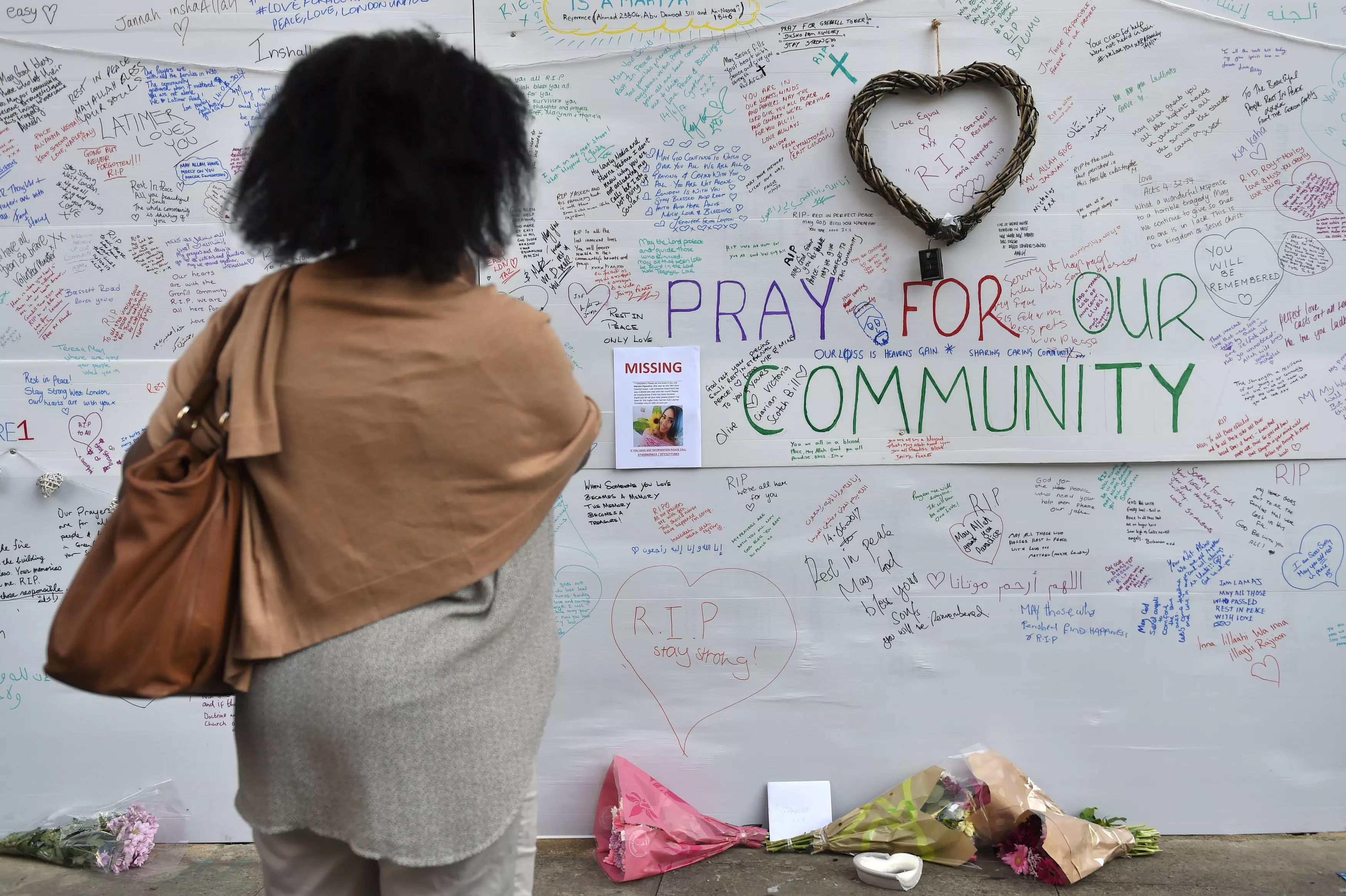 People write messages about Grenfell Tower