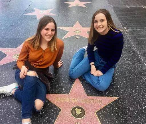 The twins posed up a storm on Jennifer Aniston's star of fame (