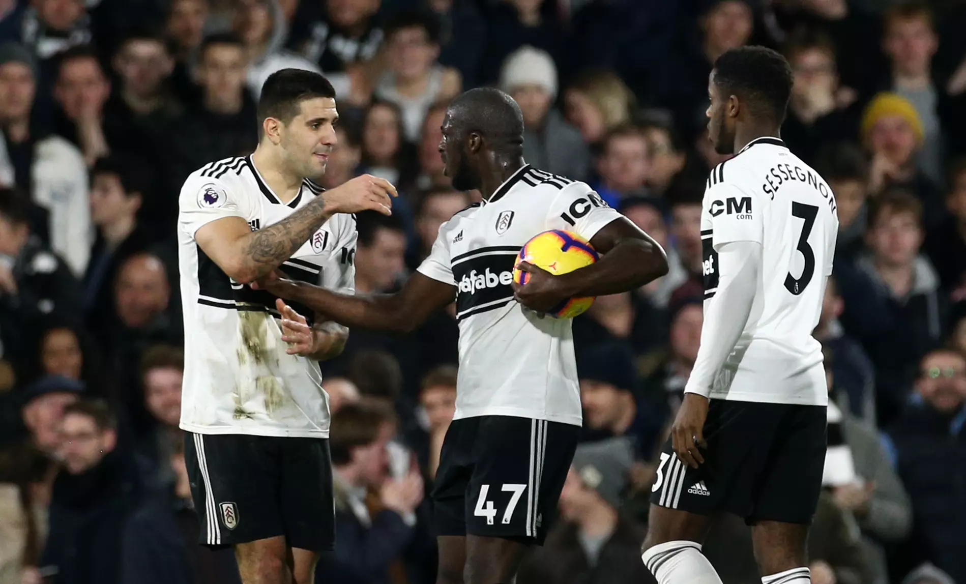 Kamara and Mitrovic arguing over the penalty. Image: PA Images