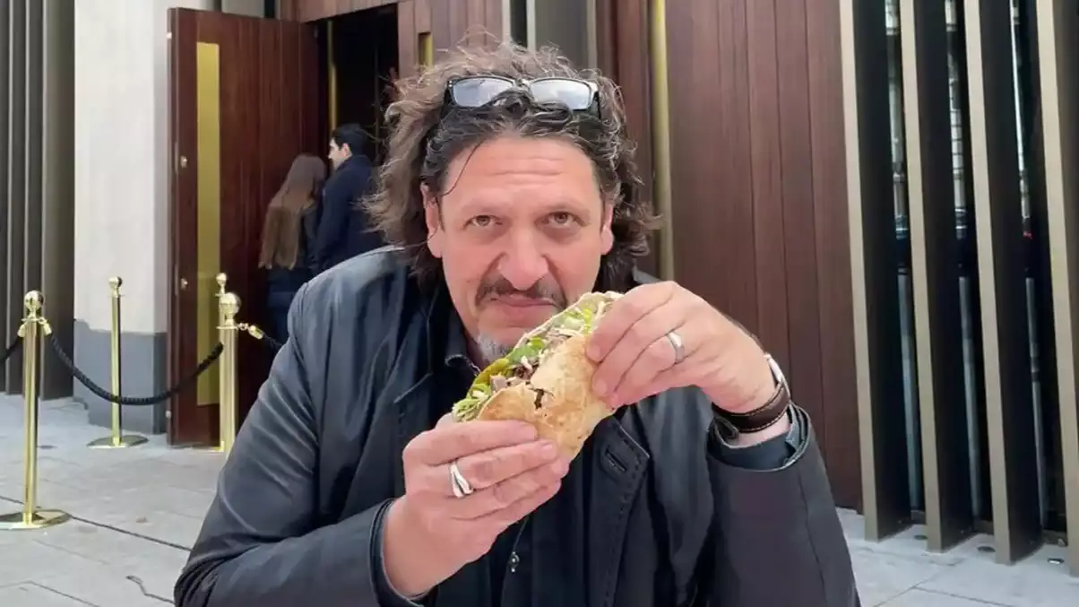 Food Critic Eats Kebab From Local Takeaway Outside Of Salt Bae's London Restaurant
