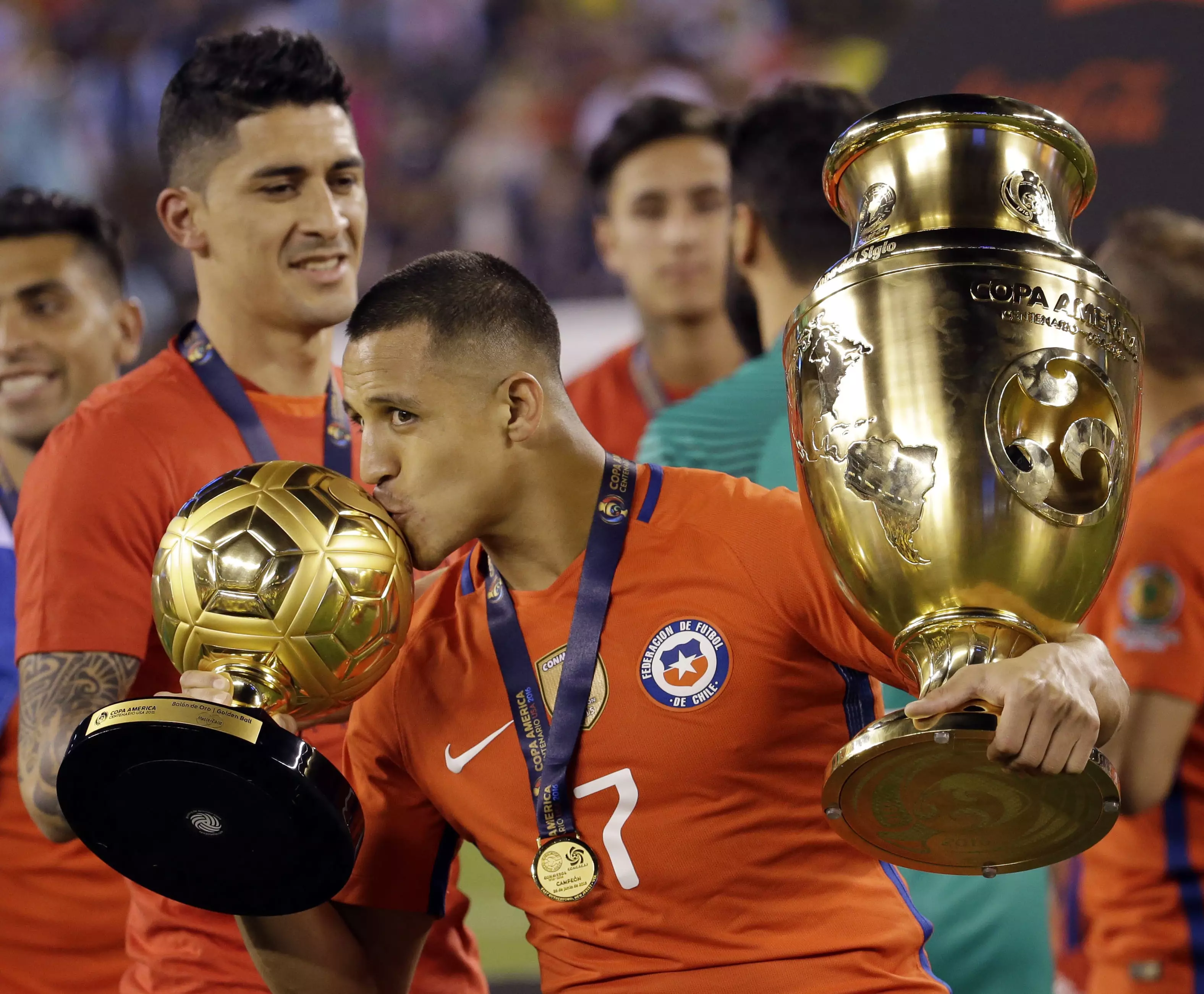 Alexis Sanchez Shows Off Injury After Copa America Victory