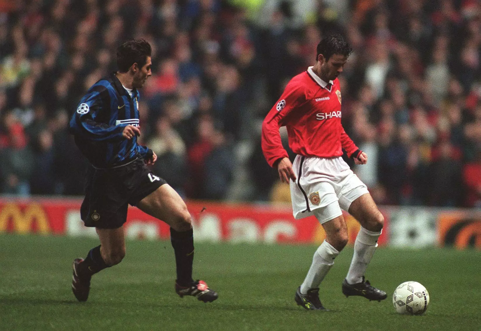 Zanetti marks Giggs in 1999. Image: PA Images