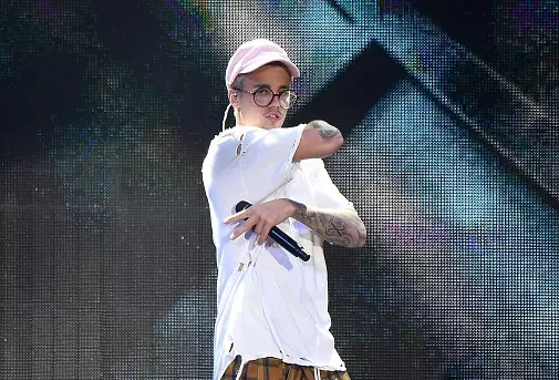 Justin Bieber Goes Nearly Unnoticed In Central Park Because Everyone Was Busy Playing Pokémon Go