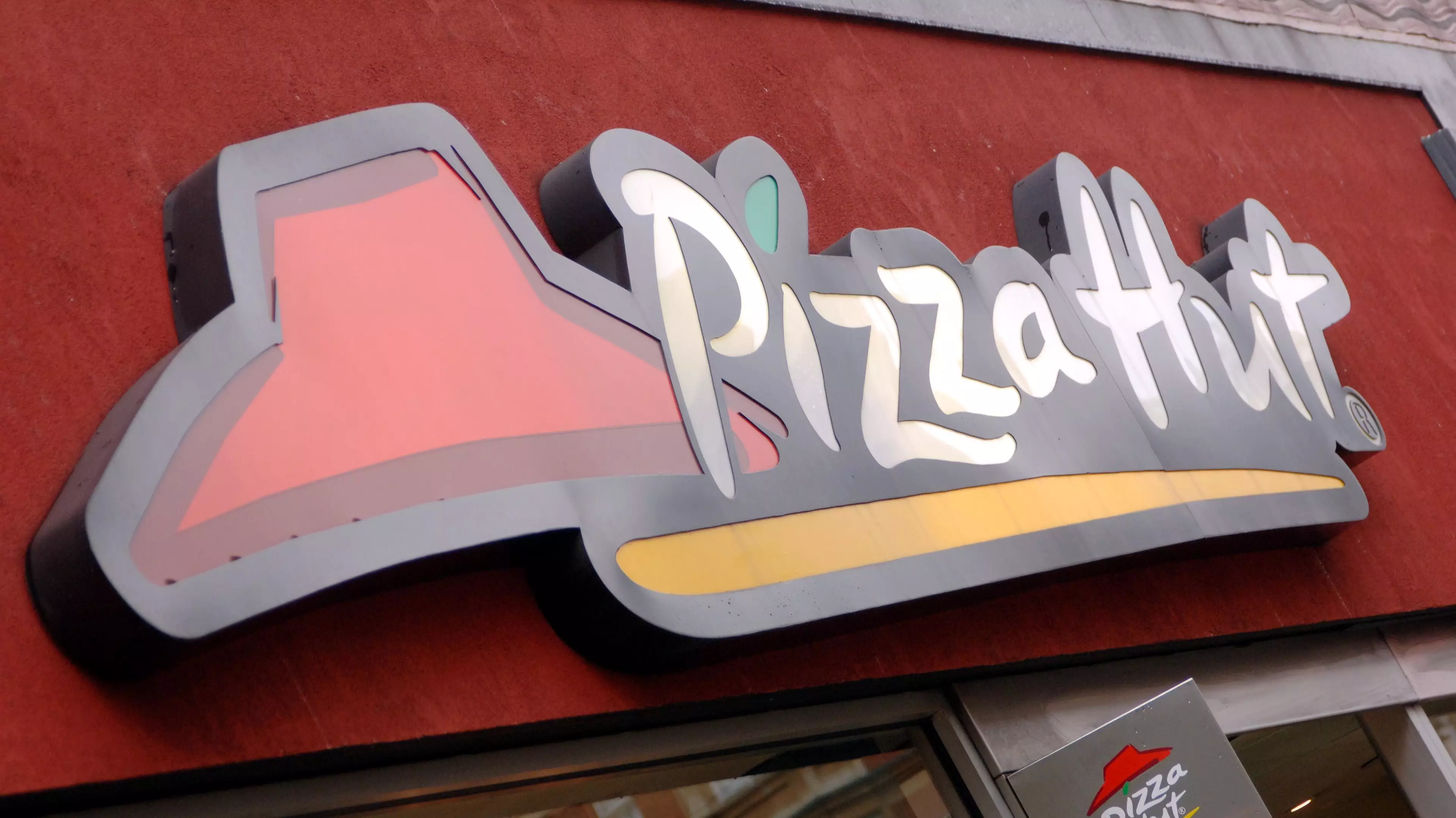 Order Free Pizza Hut Pizza Worth £15 With This Cashback Offer