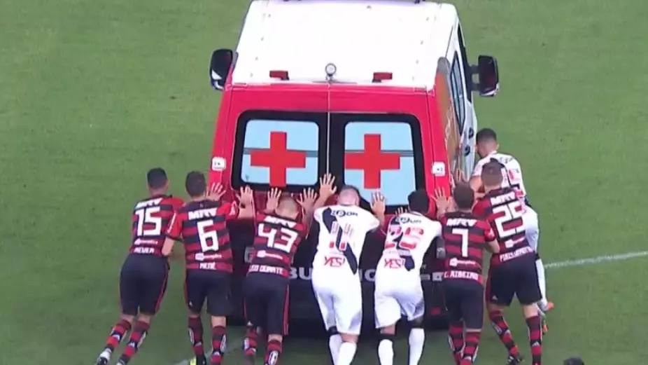 Flamengo And Vasco da Gama Players Have To Give Ambulance Push-Start On Pitch