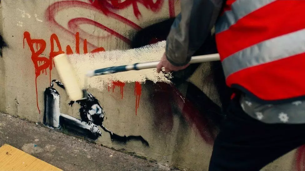 Walken destroying the Banksy painting.