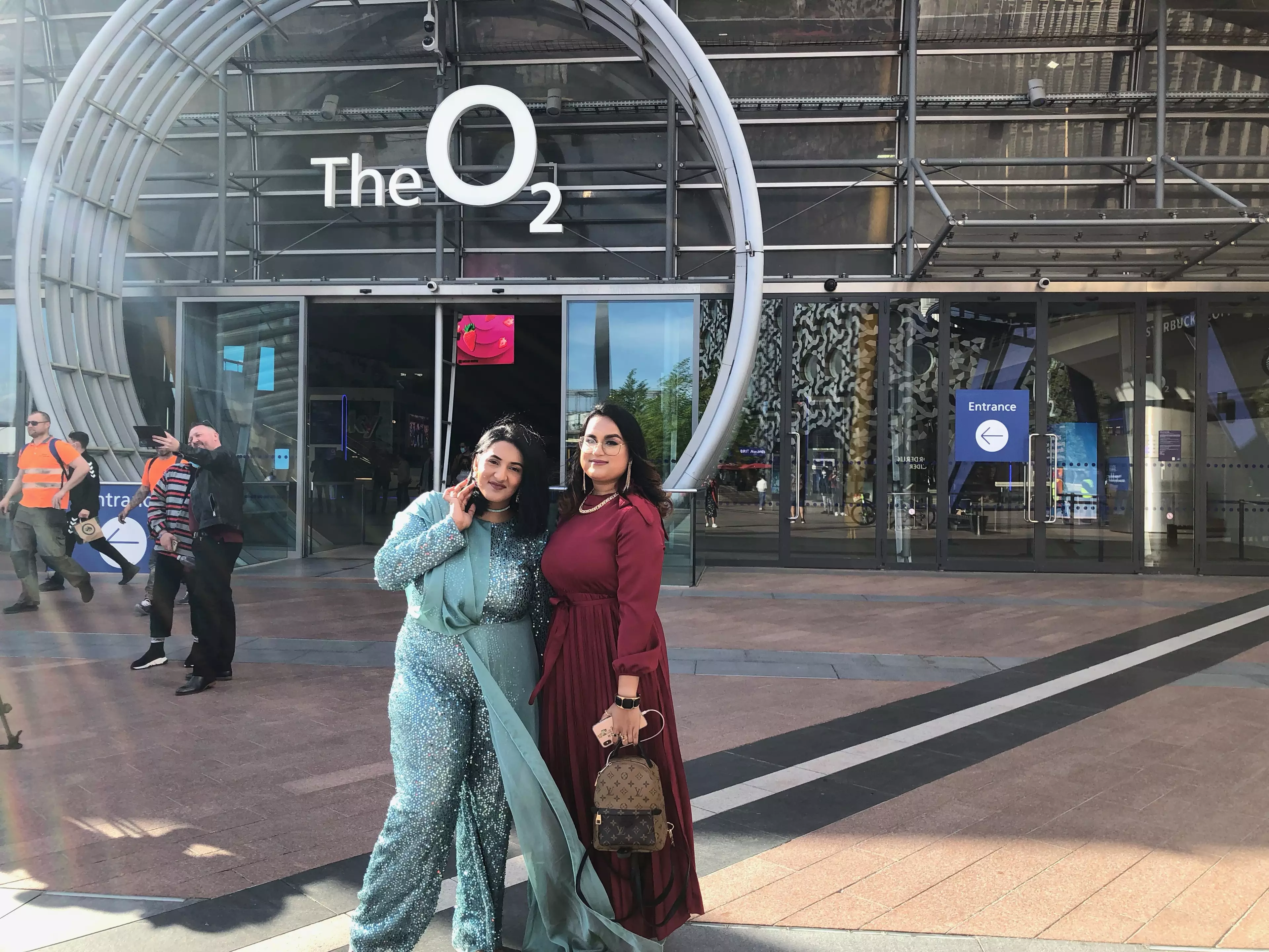 Key workers Zunaira Faiz and Mimuna Hussin arrive for the BRIT Awards.