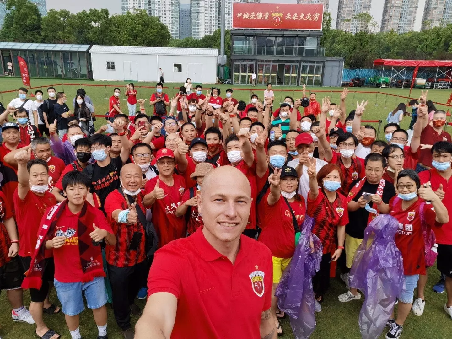 Aaron Mooy poses with the Shanghai SIPG fans.