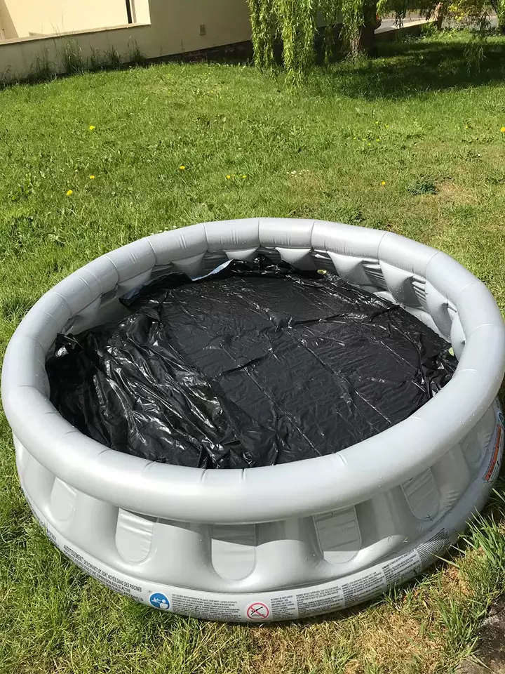 One person has come up with the ultimate hack for heating their paddling pool. (Lainey Thomson)