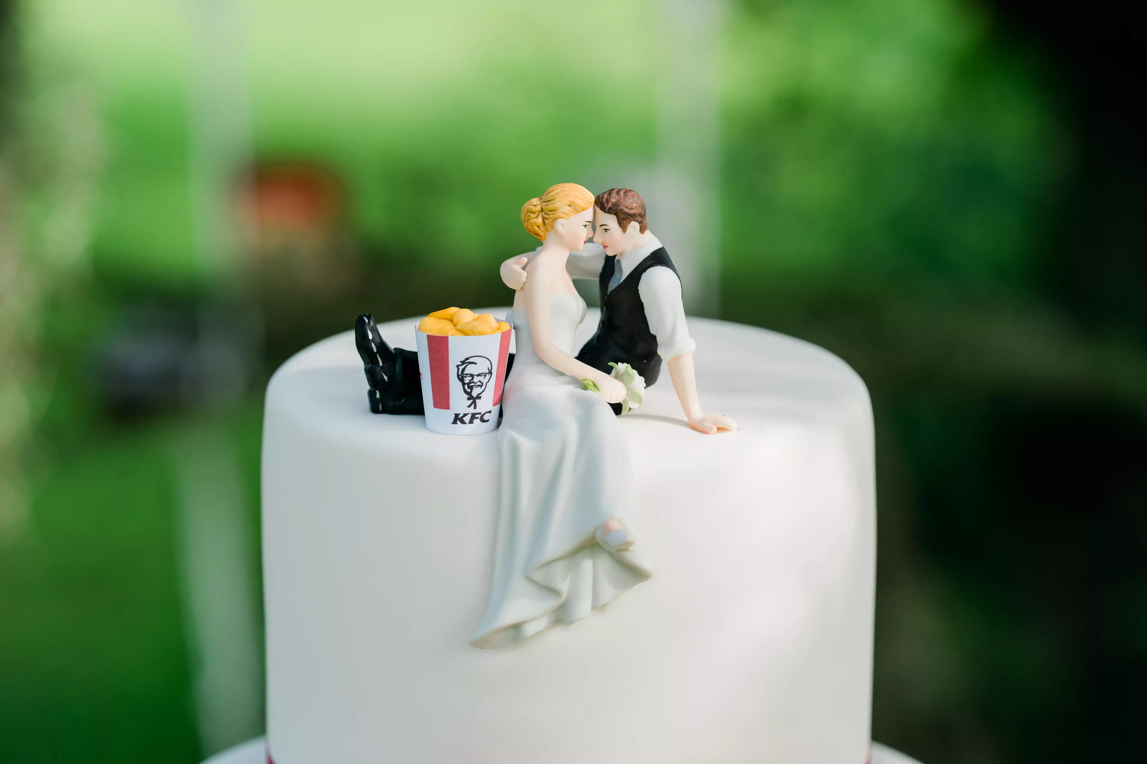The couple's KFC-themed wedding cake.