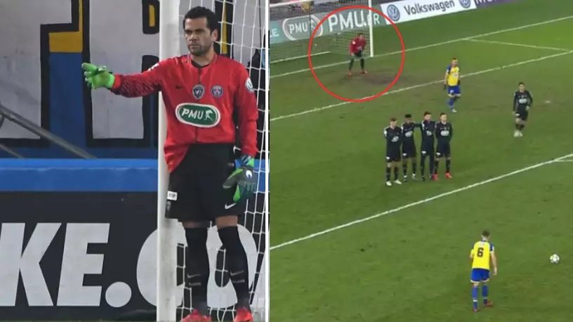 Dani Alves Volunteered To Become PSG's Goalkeeper Last Night And It Was Priceless 