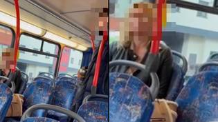 女人在男人坐在她旁边的几乎空的公共汽车旁边防守