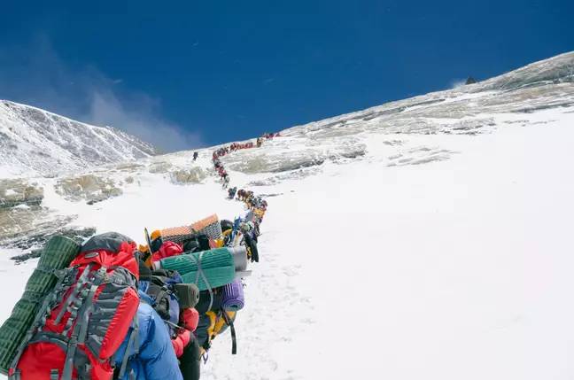 尸体留在山上，以警告其他登山者，因为很难让某人失望。图片来源：Robertharding/Alamy Stock Photo