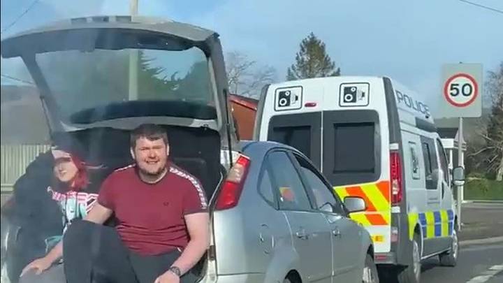 驾驶员吹牛，他在“英国最危险的道路”之一的速度摄像头前“做他的位”停车位
