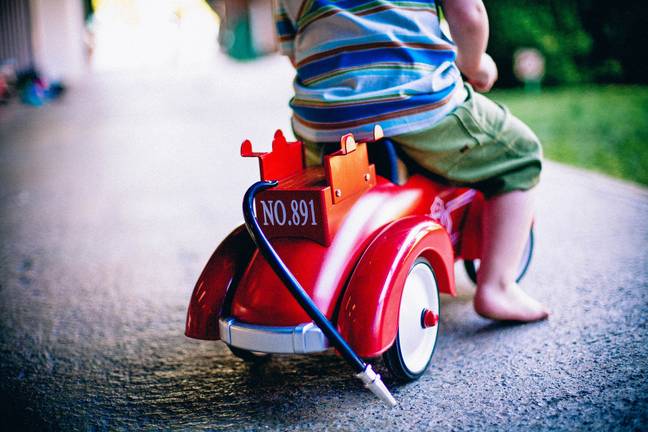 诺亚被赠予玩具车！图片来源：Pixabay