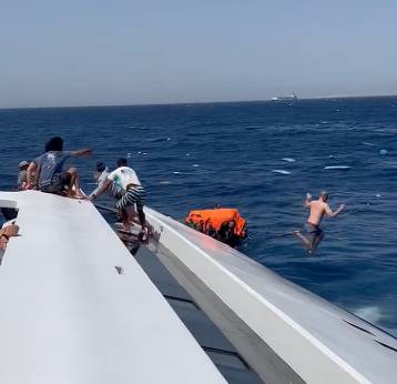 乘客从船上跳下来试图生存。学分：Twitter/@Meadowstoby