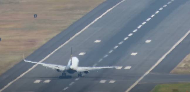 值得庆幸的是，飞行员将其造型为相对平稳的着陆。学分：YouTube/Madeira Aviation