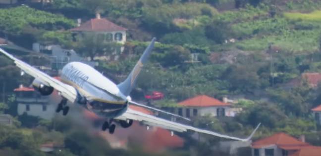 该剪辑是在Funchal机场拍摄的。学分：YouTube/Madeira Aviation