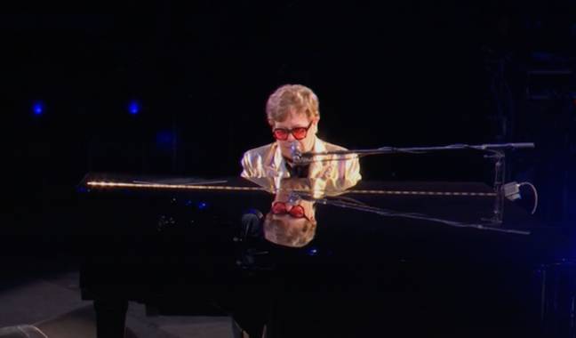 埃尔顿·约翰（Elton John）在格拉斯顿伯里（Glastonbury）向成千上万的人演出。学分：BBC