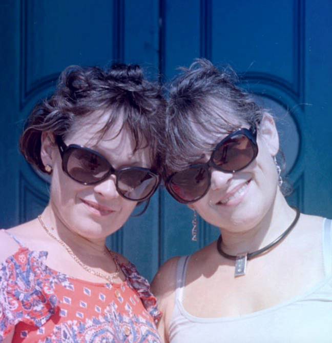露易丝（Louise）和丽莎·伯恩斯（Lisa Burns）在拍摄闪亮之后走了完全不同的道路。学分：x/shining_twins