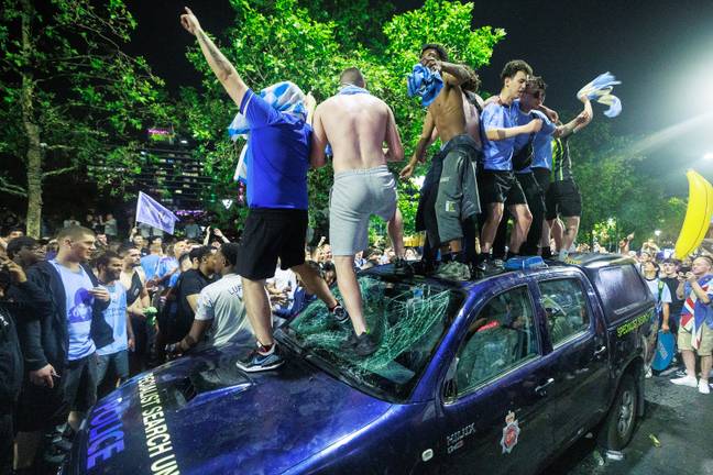 球迷爬上曼彻斯特的警车。图片来源：乔尔·古德曼（Joel Goodman）