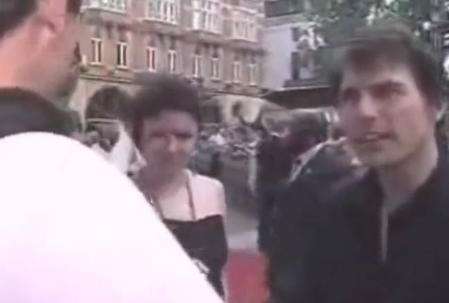 汤姆·克鲁斯（Tom Cruise）在红地毯上冷静地告诉了恶作剧者。图片来源：YouTube
