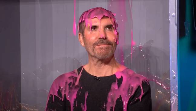 Cowell被粉红色的霓虹泥覆盖，观众喜欢它。图片来源：ITV