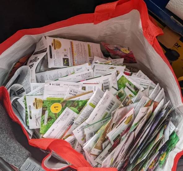 萨拉（Sara）以每包5便士的价格以26.65英镑的价格购买533袋种子。图片来源：Facebook/Extreme Couponing and Cargains UK