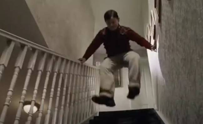 达德利踩着楼梯唤醒哈利。信用：华纳兄弟。