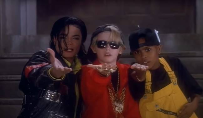 迈克尔·杰克逊（Michael Jackson）在音乐录影带中与Macaulay Culkin一起出现。图片来源：索尼音乐