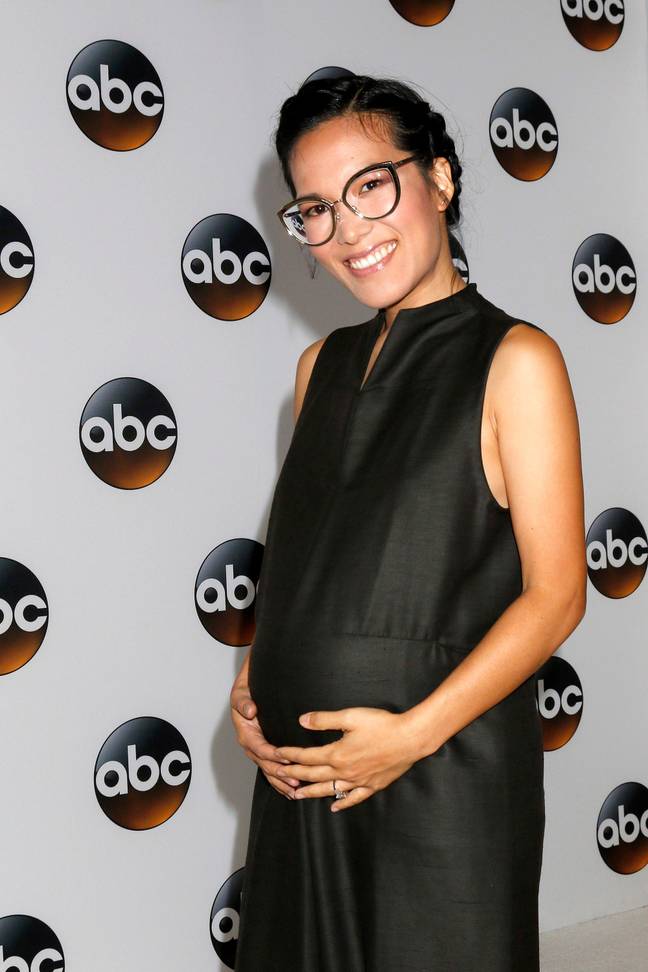 阿里·黄（Ali Wong）透露了为什么她在屏幕上“总是怀孕”。学分：Everett Collection Inc / Alamy Stock Photo“loading=
