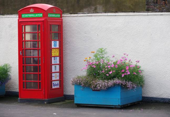 在英国，一些废弃的传统红色手机盒被用作除颤器站。学分：Owen McGuigan/ Alamy Stock Photo