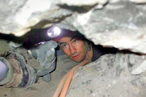 救援人员试图从洞穴中救出琼斯。学分：琼斯家庭讲义