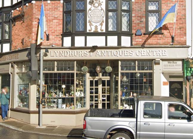 Lyndhurst Antiques Center的所有者拒绝偷走两个Moorcroft盘子。图片来源：Google Maps