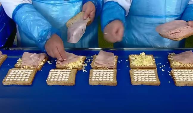 该纪录片显示工人在其中一个过程中为三明治添加馅料。学分：科学频道