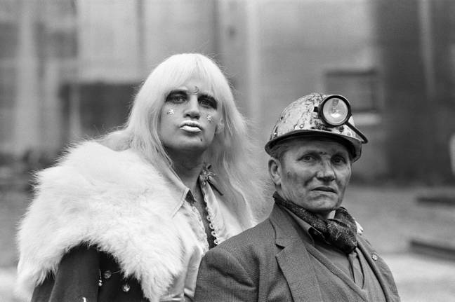 1974年，阿德里安街（Adrian Street）和他的煤矿工人父亲