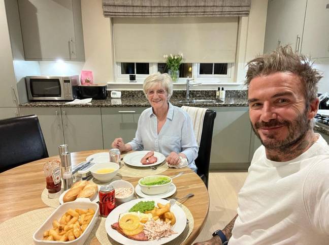 贝克斯此前曾说过他和妈妈“无法击败”晚餐。学分：Instagram/@DavidBeckham